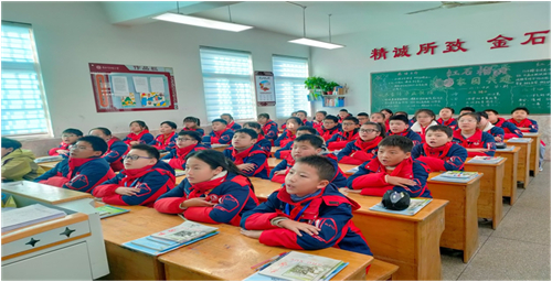 课堂常规展风采      规范行为助成长