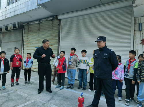 消防记心中   安全伴我行  一一淮安市勺湖小学开展消防安全实战演练活动